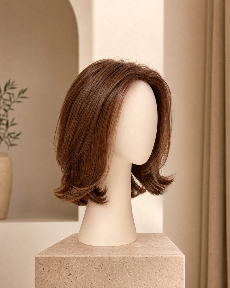 AURA, multi topper de cabello humano castaño claro, vista tres cuartos