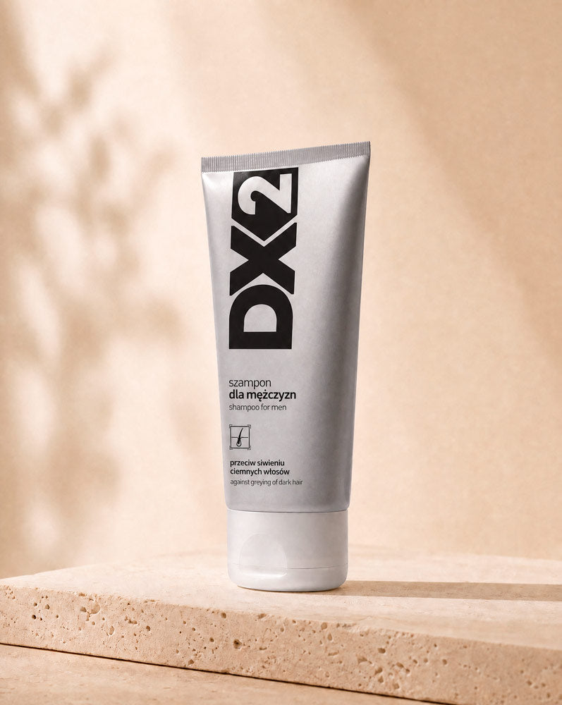 DX2 Shampoo Anti-Canas sobre repisa de piedra, vista tres cuartos