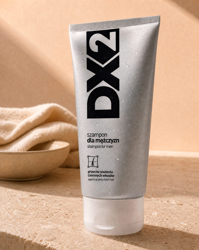 Detalle del tubo DX2 Shampoo Anti-Canas con gotas de agua