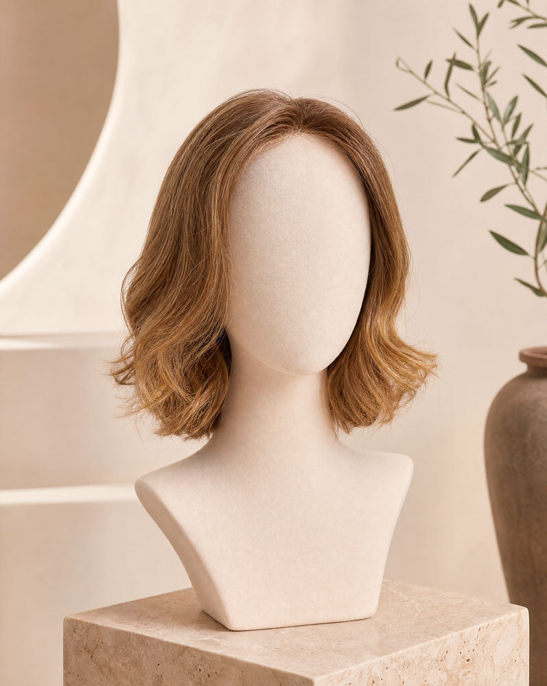 LUMIÈRE, peluca lob de cabello natural castaño claro, vista frontal